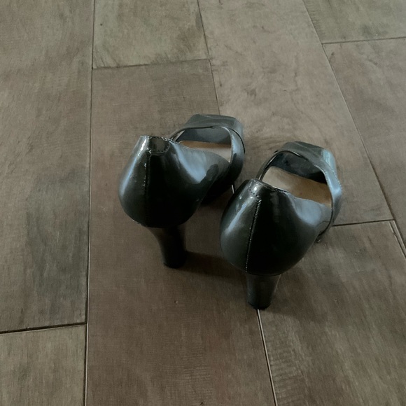 Facade Heels - Picture 3 of 3